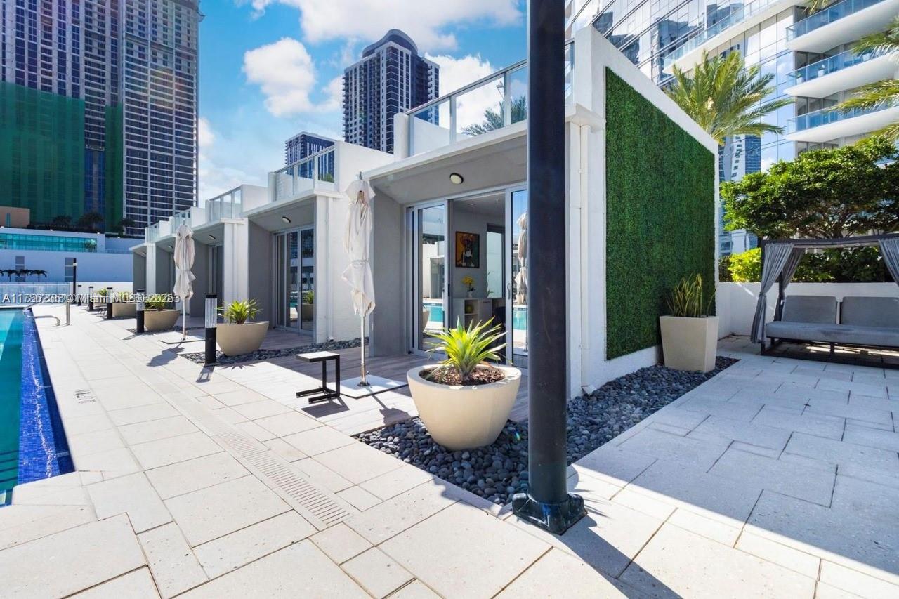 851 NE 1st Ave Cabana PB23