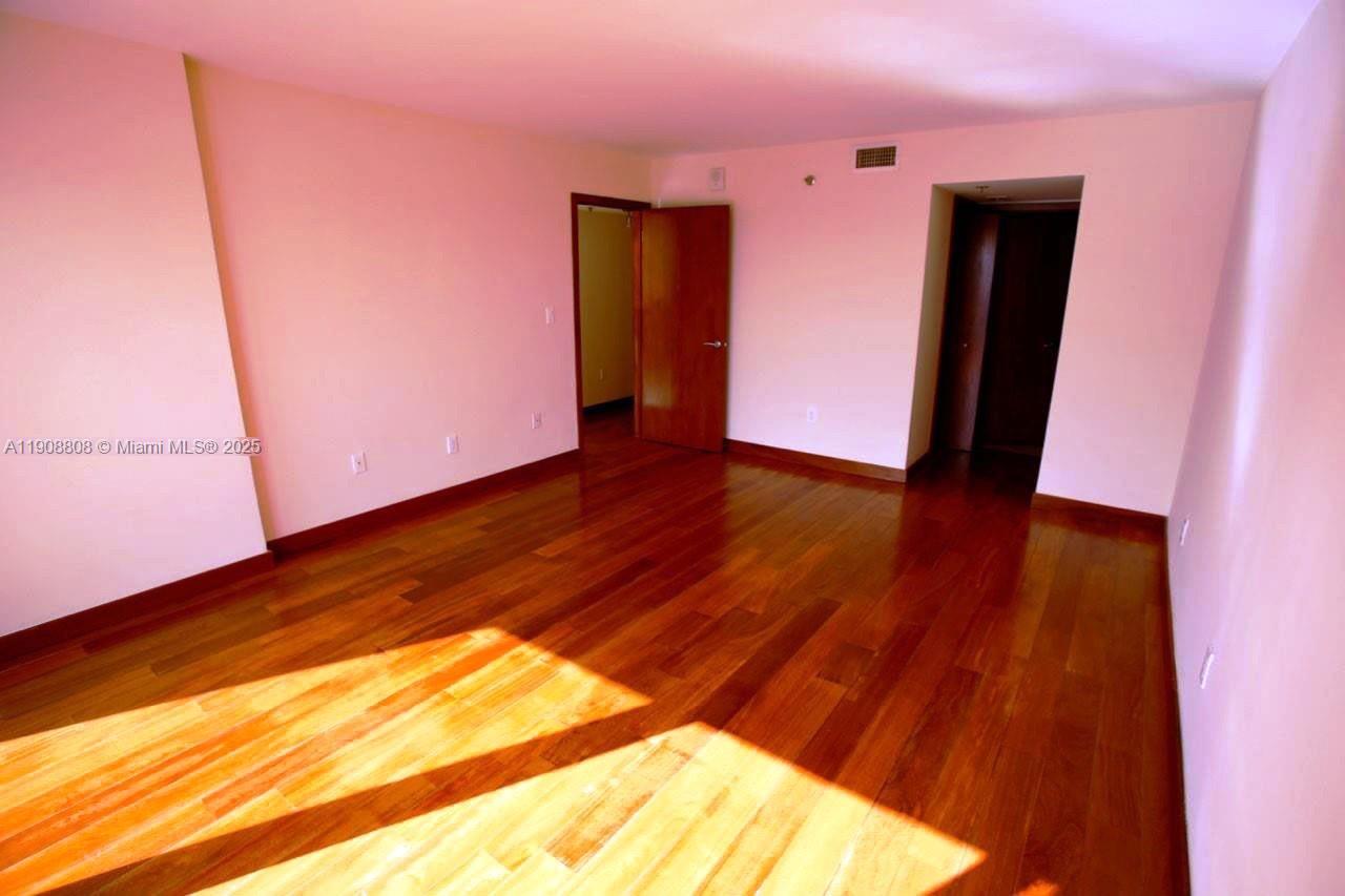 VENETIAN ISLE CONDO - Residential