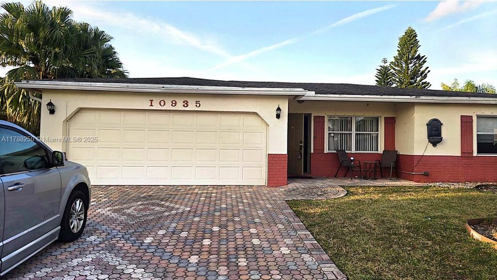 Photo of 10935 Gable St, Boca Raton, FL 33428 (MLS # A11788250)