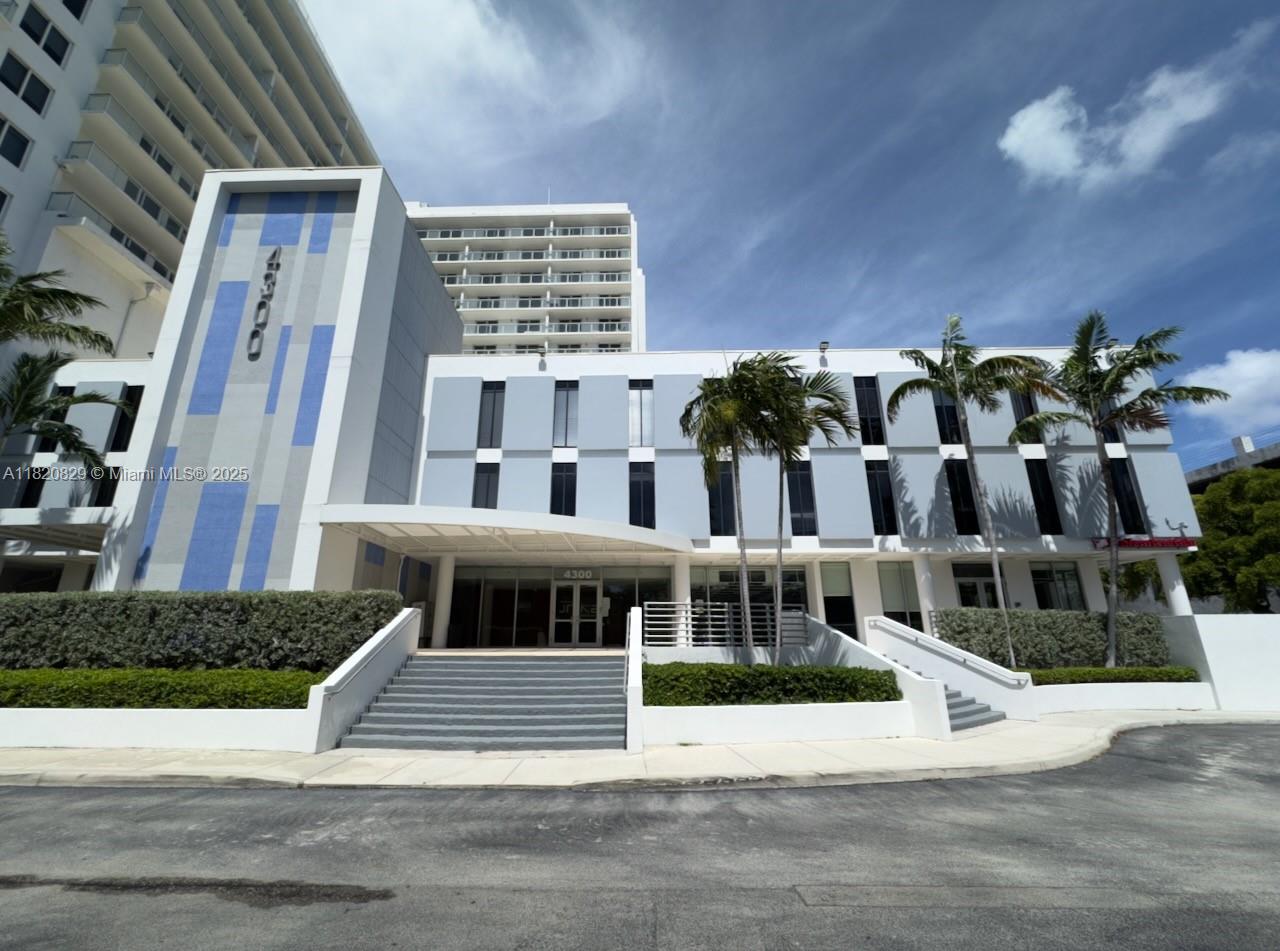 Boutique office±1,135 SF on Biscayne Blvd!Bright,modern 2nd floor space w/natural light,open layout,private room,kitchenette w/sink,fridge&storage.3 parking spaces+optional extras.Shared restrooms.Walk to Whole Foods,Publix,Design District,Midtown,Edgewater&Wynwood.Immediate occupancy,flexible lease.Ideal for creatives,professionals,boutique firms.