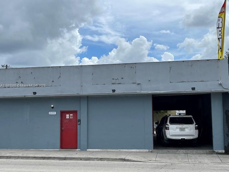 COMERCIAL BUILDING LOCATED IN A BUSY AREA, VERY DYNAMIC, AREA OF THE AUTOMOTIVE MARKET, EXCELENT LOCATION NEAR TO DOWNTOWN MIAMI, NEAR THE MIAMI INTERNATIONAL AIRPORT AND THE MAIN AVENUES OF THE CENTRAL HULL, TOTAL 5,800 SQFT  2,860 UNDER ROOF, WITH 260 SQFT OFFICE. TWO BATHRROMS, STAFF DINING AREA, TOTAL PROTECTION IS LOCATED ON 27th AVENUE,  CONSTRUCTION IS ON CBS AND THE NEW ROOF, NEW ELECTRICAL AND PLUMBING. THE SELLER IS HIGHLY MOTIVATED. HE CAN FINANCE PART.