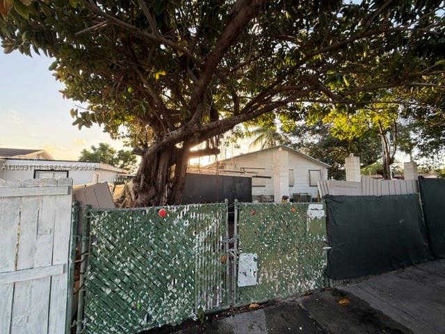 INGLESIDE PARK 1ST ADDN - Residential