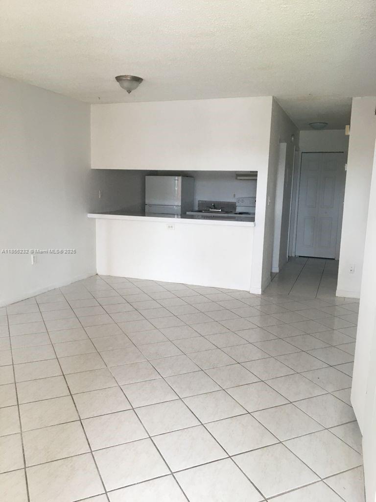 Discover this charming studio, perfect for those seeking a practical and functional space. This studio offers a cozy atmosphere, ideal for solo living or as an investment. In a convenient area, you'll be close to shops, restaurants, and public transportation. Currently rented for $1,250.00 a month until Feb 2026.