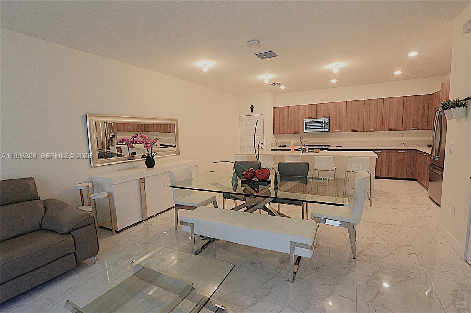 DOWNTOWN DORAL SOUTH PHAS - Residential