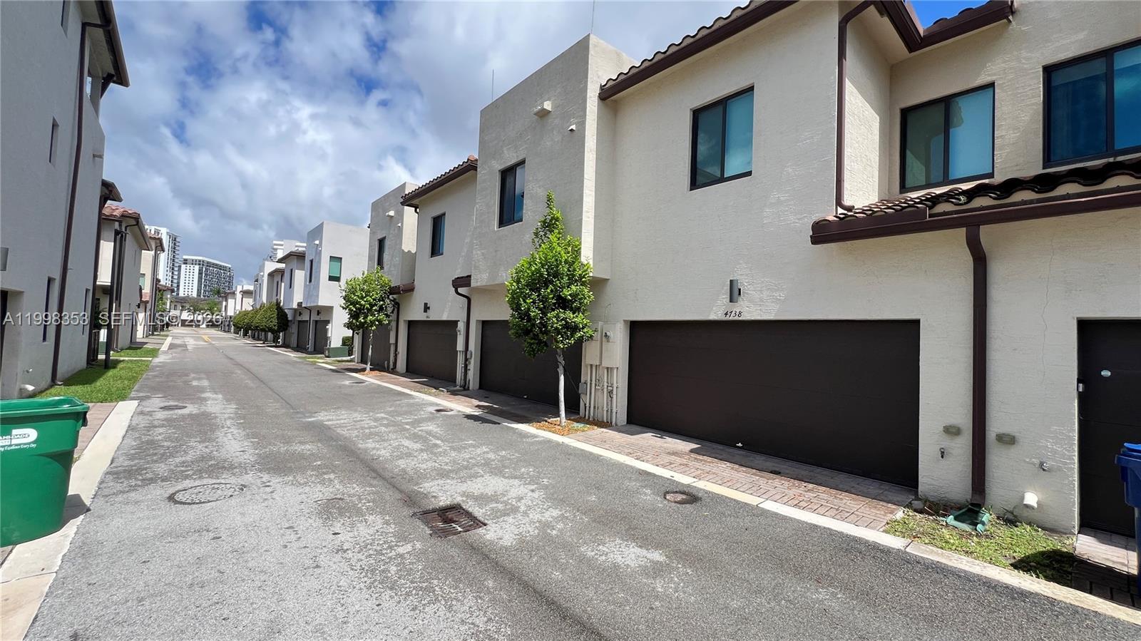 DOWNTOWN DORAL SOUTH PHAS - Residential