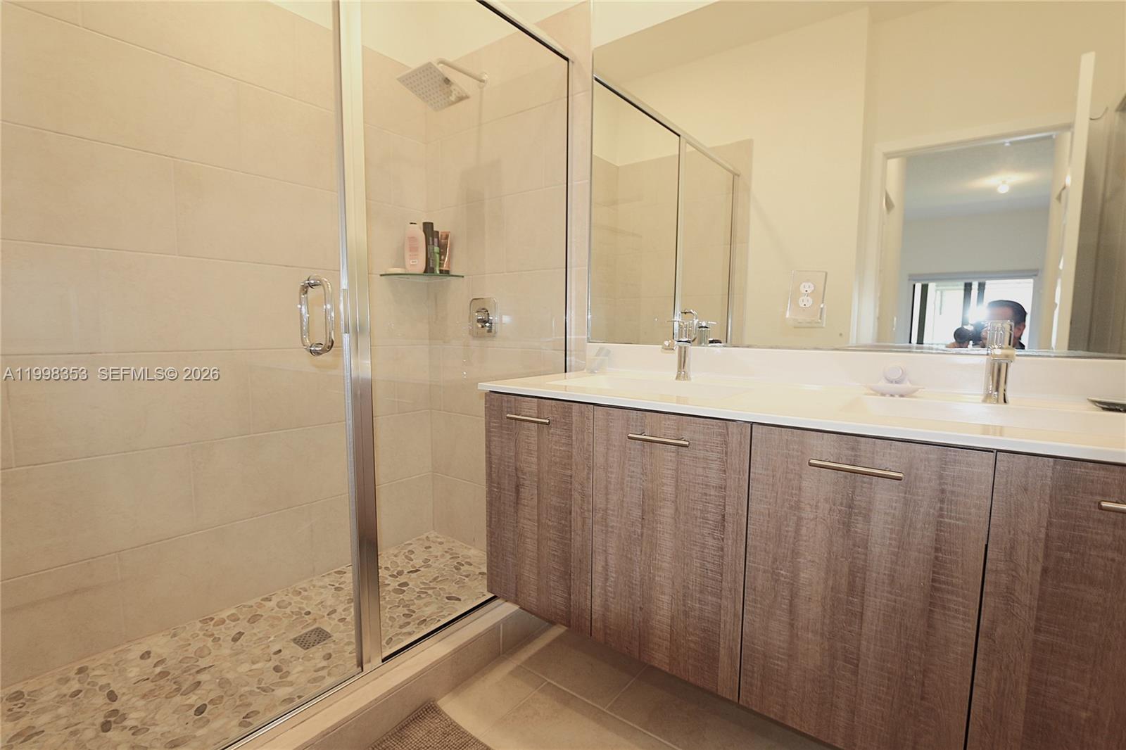 DOWNTOWN DORAL SOUTH PHAS - Residential