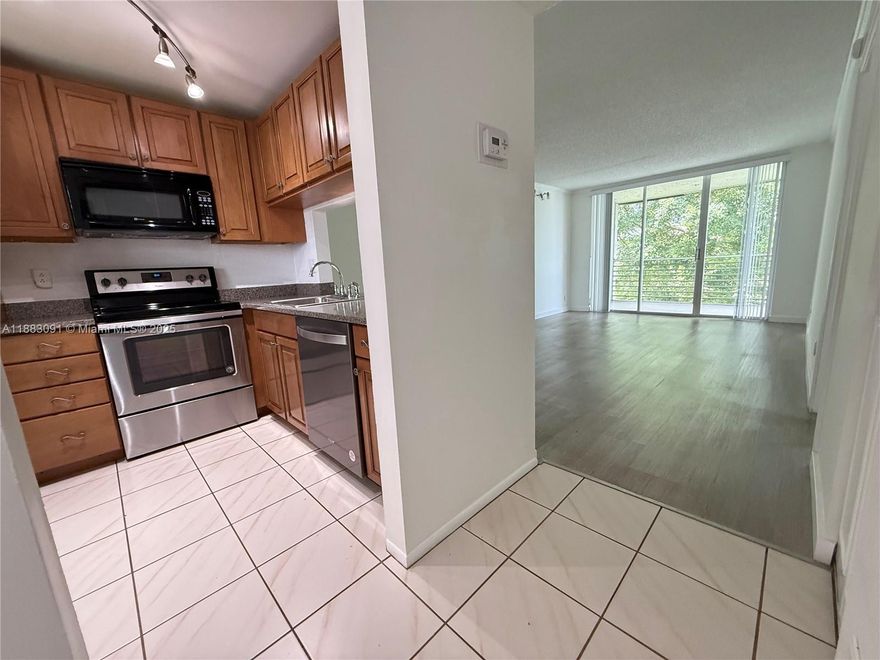 Beautiful and comfortable 1-bedroom, 1-bathroom condo featuring a stunning lake view. The bathroom has been tastefully remodeled, the flooring upgraded with laminate, and the kitchen boasts granite countertops. Conveniently located near NSU, Broward College, major highways including I-595, I-75, I-95 and just minutes from Fort Lauderdale Airport. Enjoy close proximity to Sawgrass Mills Mall, Broward Mall, and Plantation Walk, offering endless shopping, dining, and entertainment options.