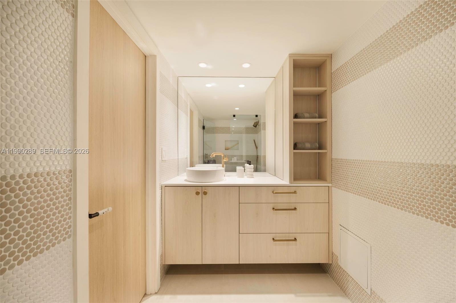 RONEY PALACE CONDO - Residential