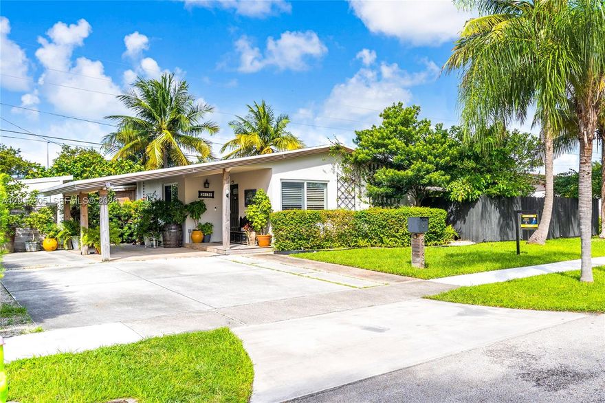 Great investment, fully renovated paradise in cutler bay 3/2 pool house, no HOA, 2 minutes from Florida turnpike, 5 minutes from southland mall, impact windows, AC 2019, Roof 2019, Luxury blinds, guest house, Covered patio, 4 parking spots. House its 3/2 plus detach space 1/1, please request your appointment 24 hours before.