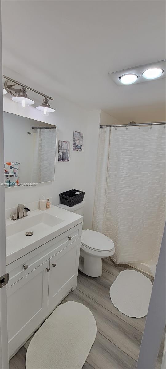 GOLDEN LAKES VILLAGE COND - Residential Lease