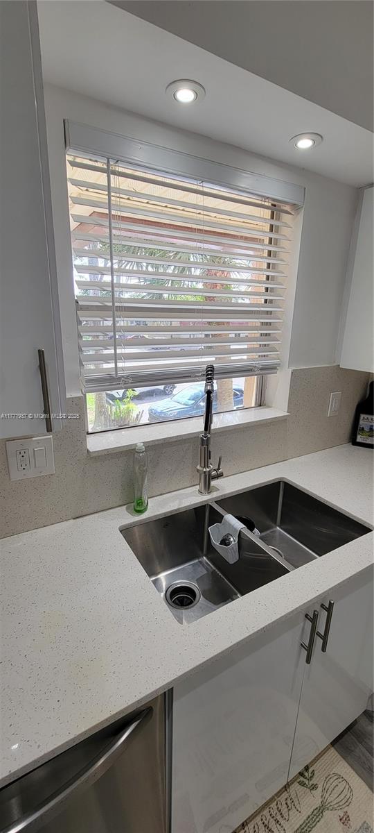 GOLDEN LAKES VILLAGE COND - Residential Lease