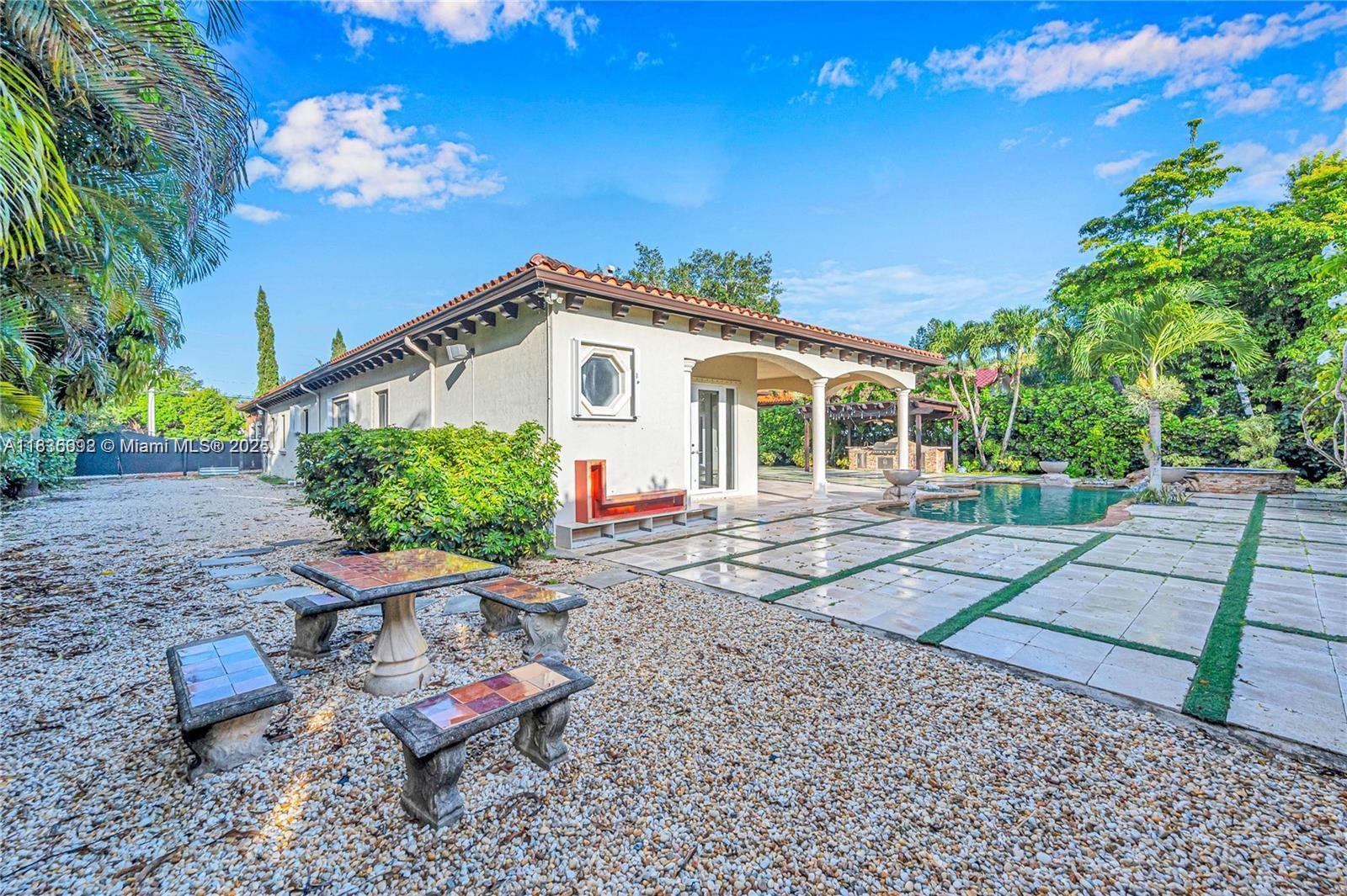 Pinecrest Oaks - Residential