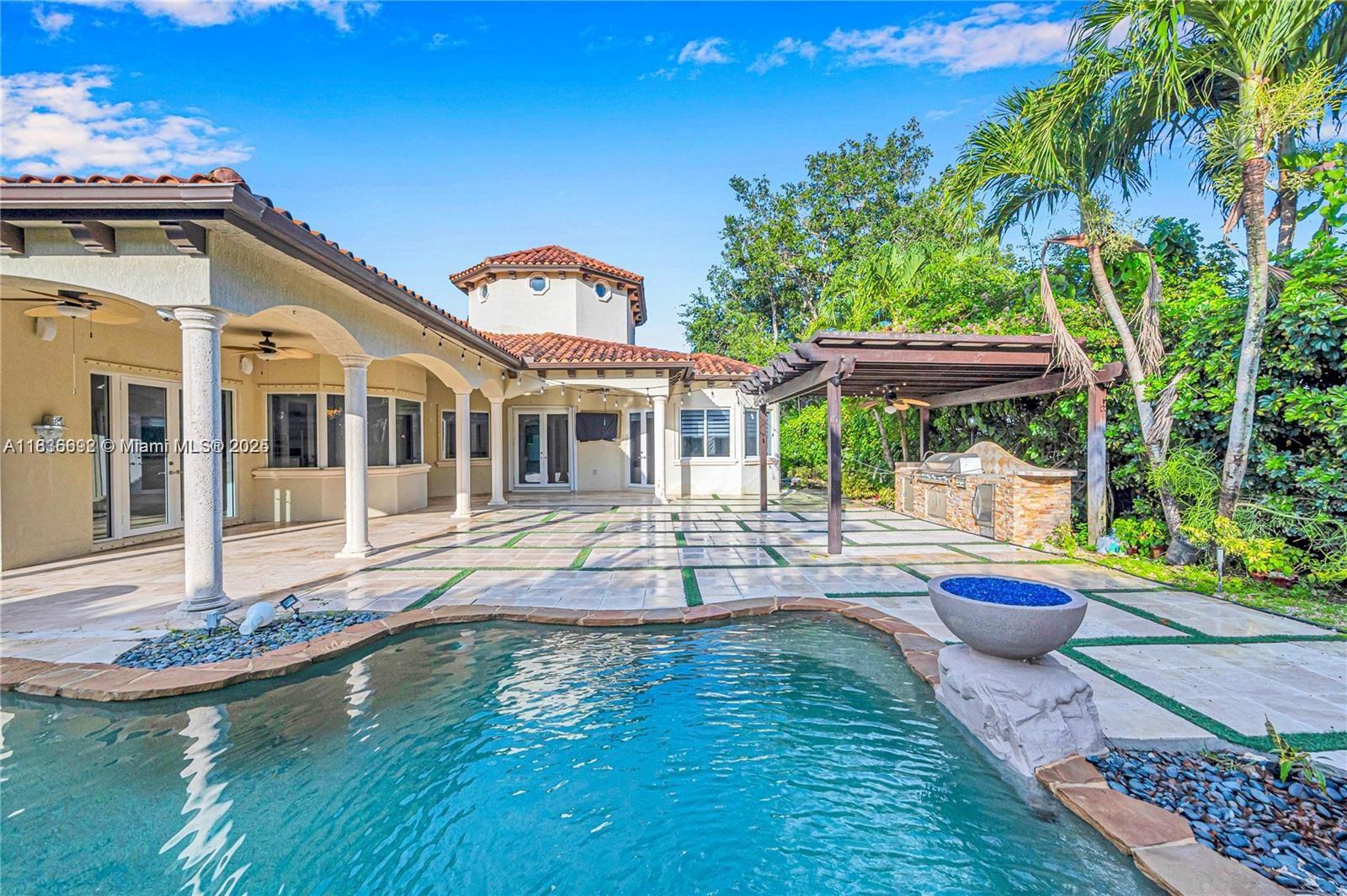 Pinecrest Oaks - Residential