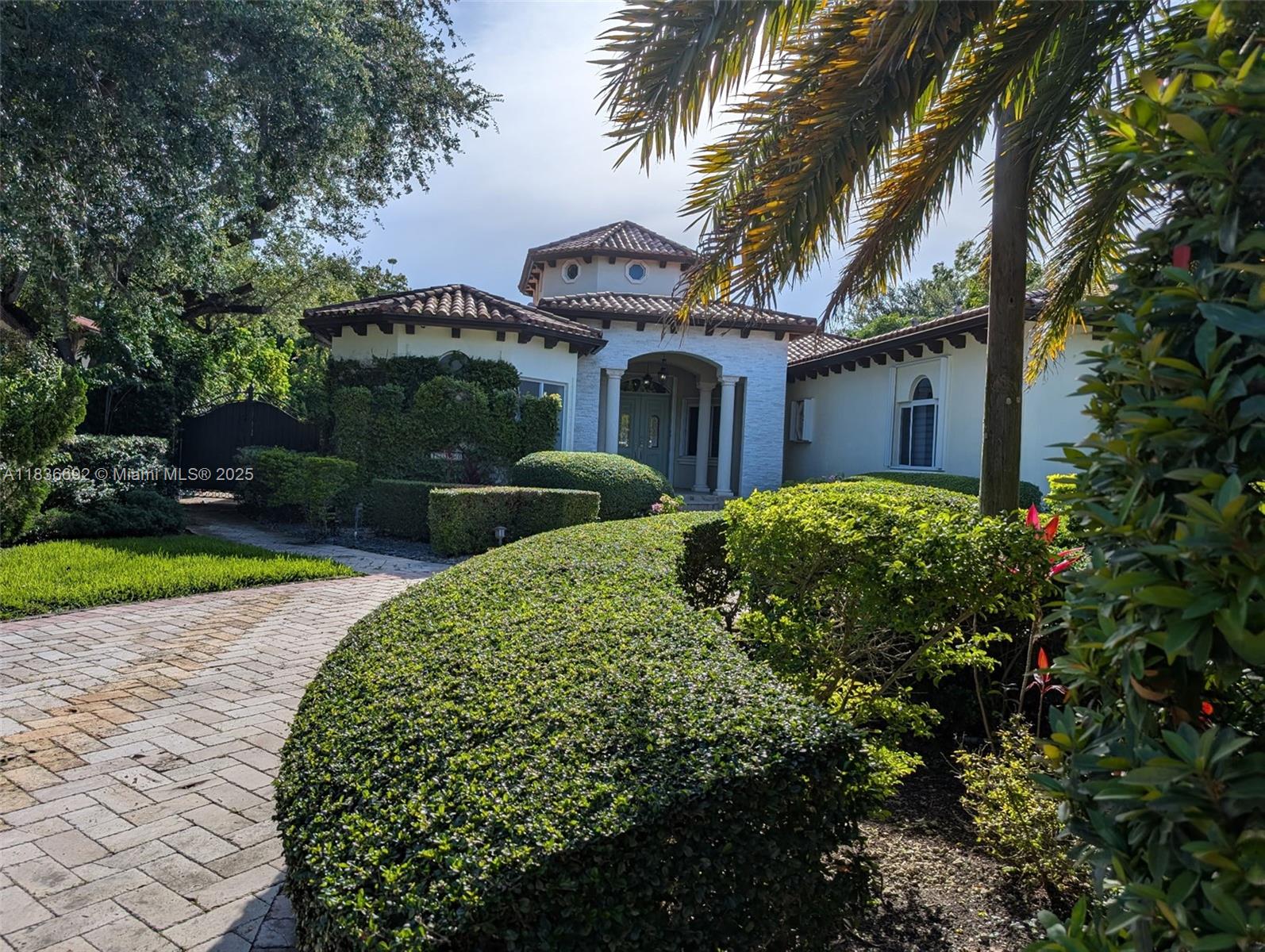 13400 SW 83rd Ave, Pinecrest, FL, 33156/$2,780,000 2 13400 SW 83rd Ave