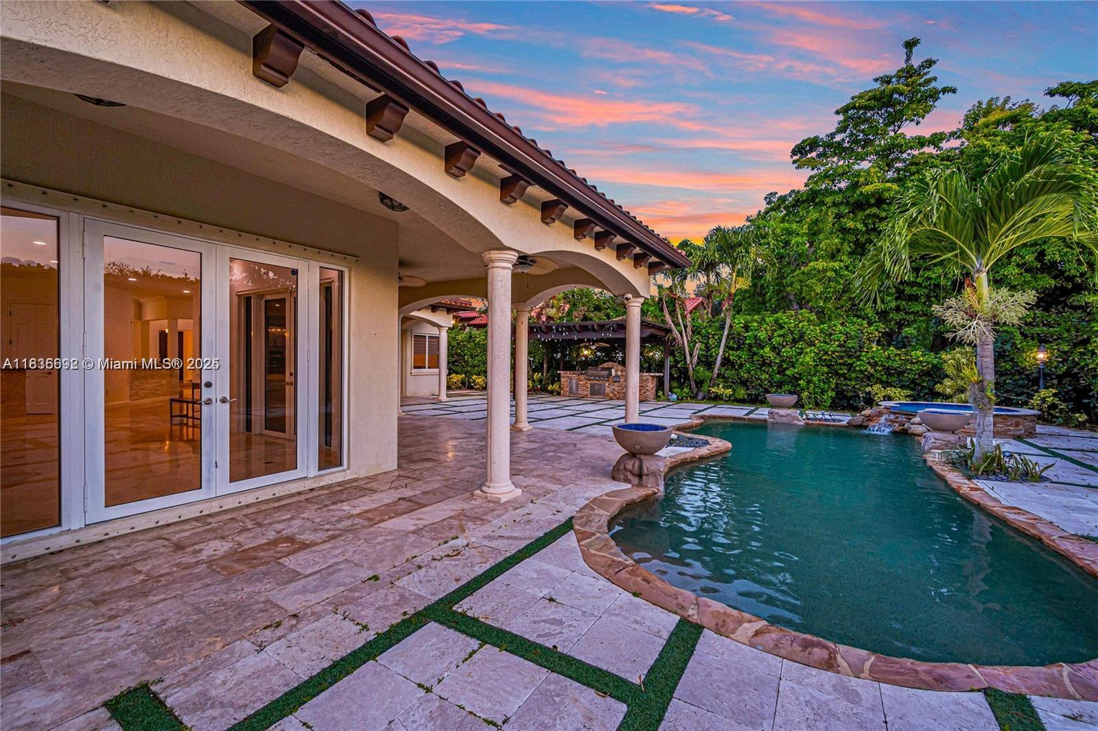 Pinecrest Oaks - Residential