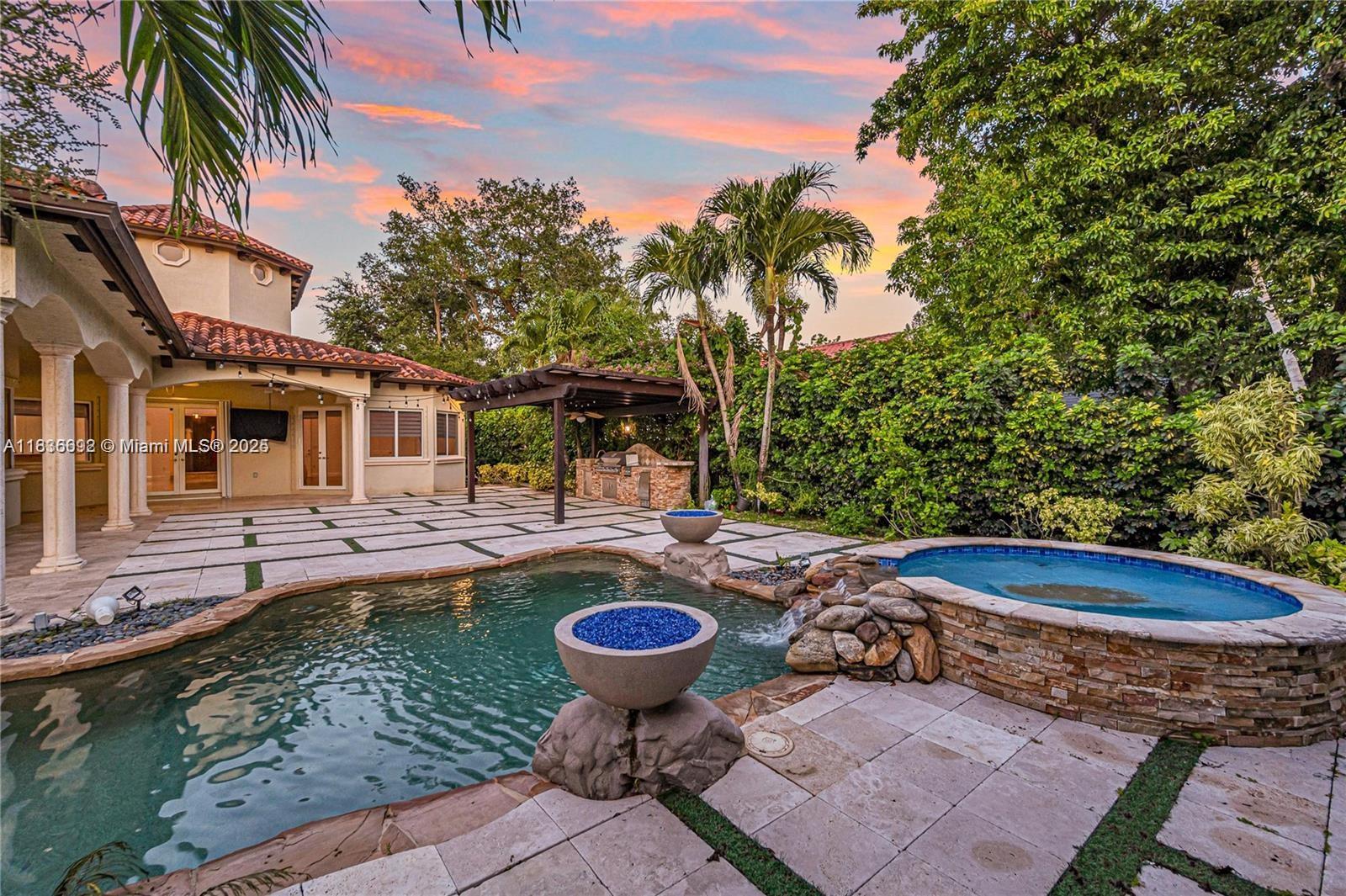 Pinecrest Oaks - Residential