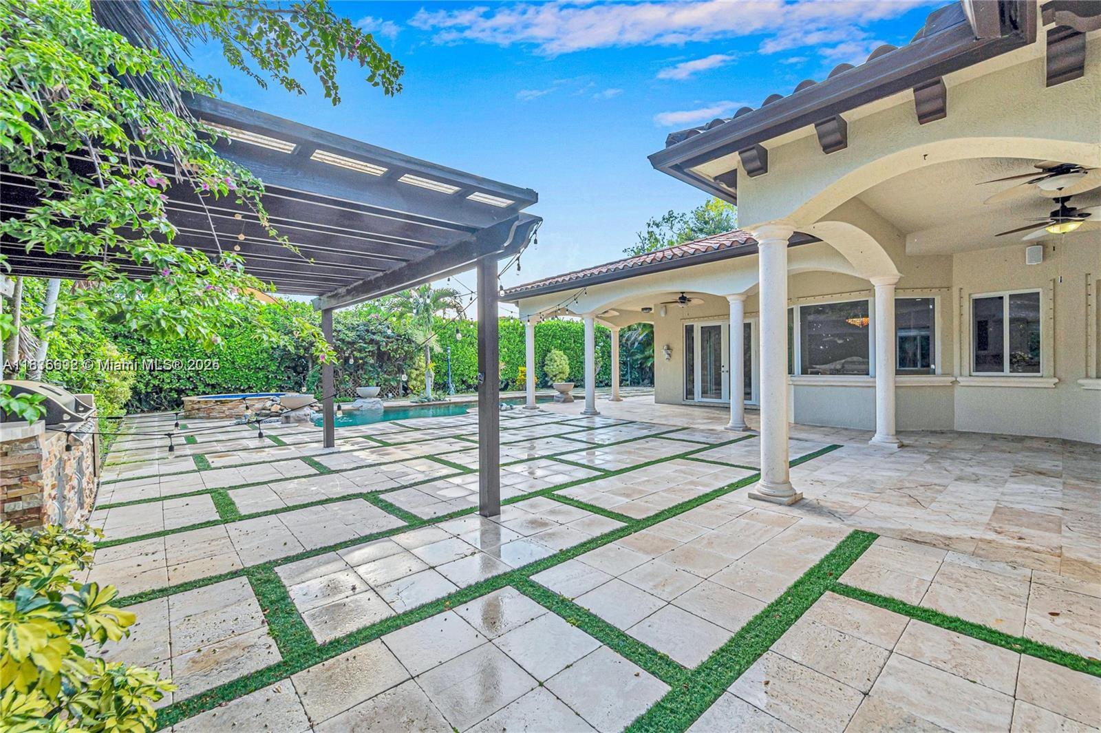 Pinecrest Oaks - Residential