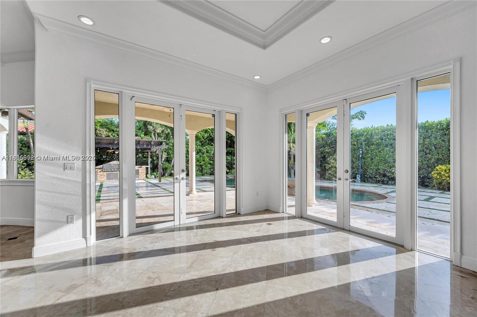 Pinecrest Oaks - Residential