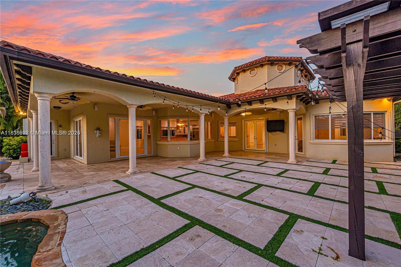 Pinecrest Oaks - Residential