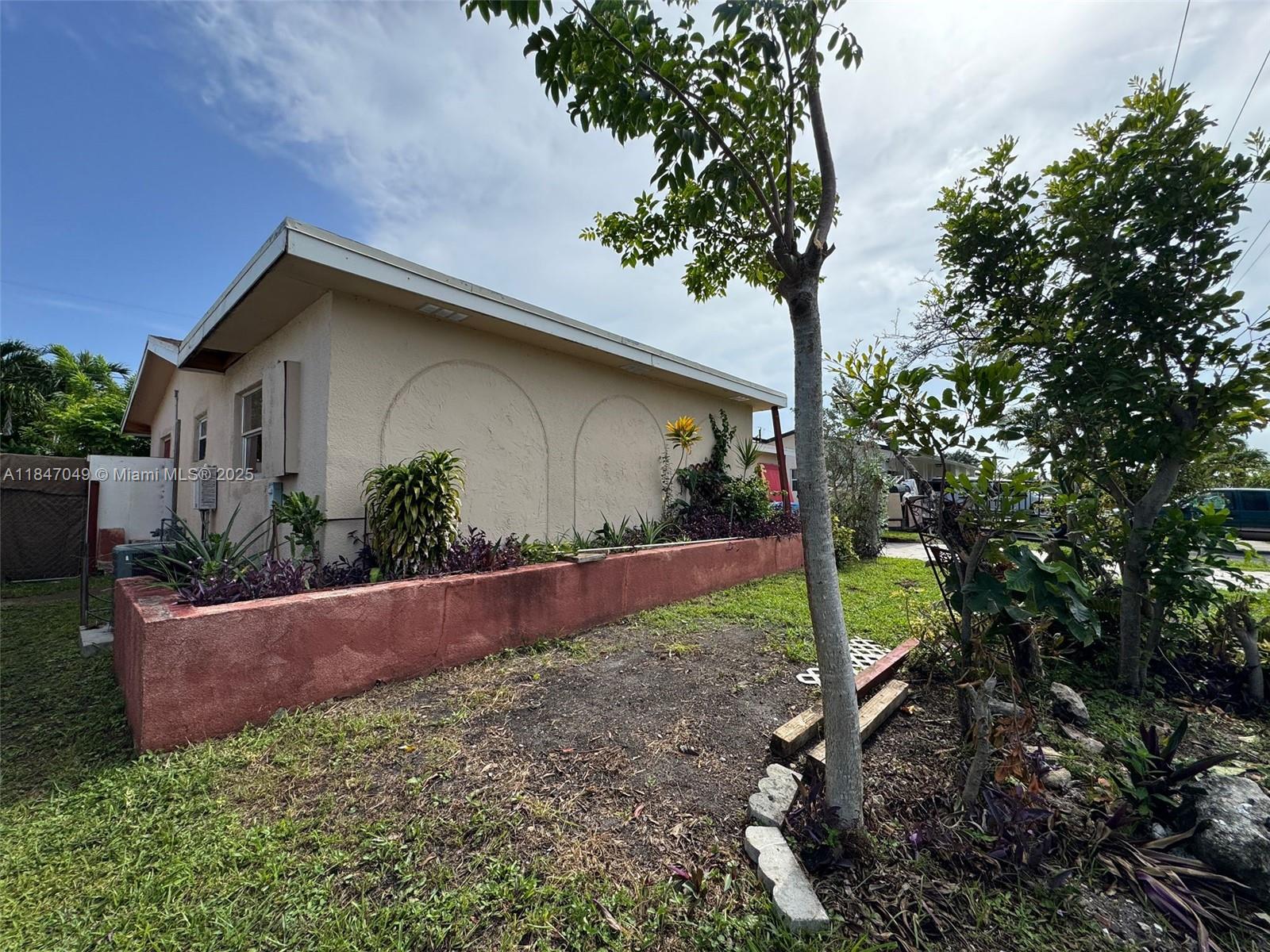9671 NW 25th Ct, Sunrise, FL, 33322/$380,000 2 9671 NW 25th Ct