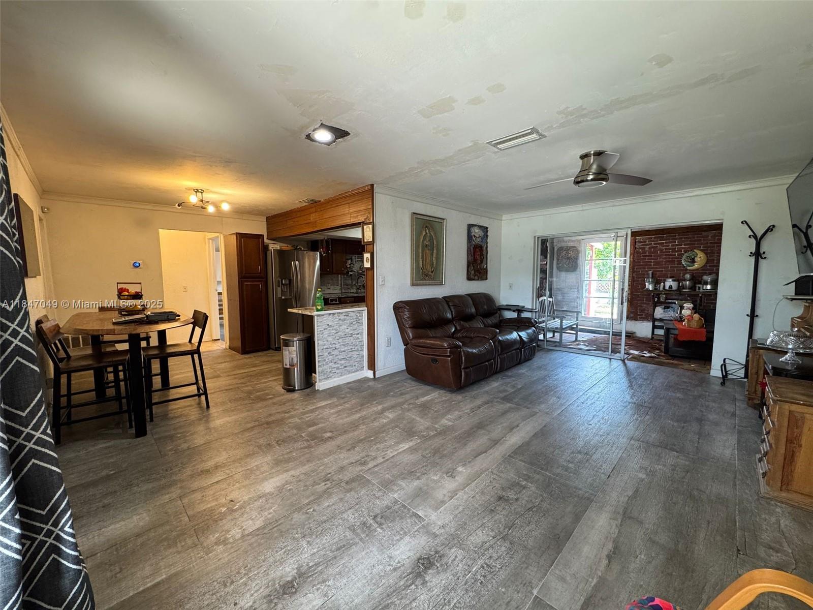 9671 NW 25th Ct, Sunrise, FL, 33322/$380,000 4 9671 NW 25th Ct