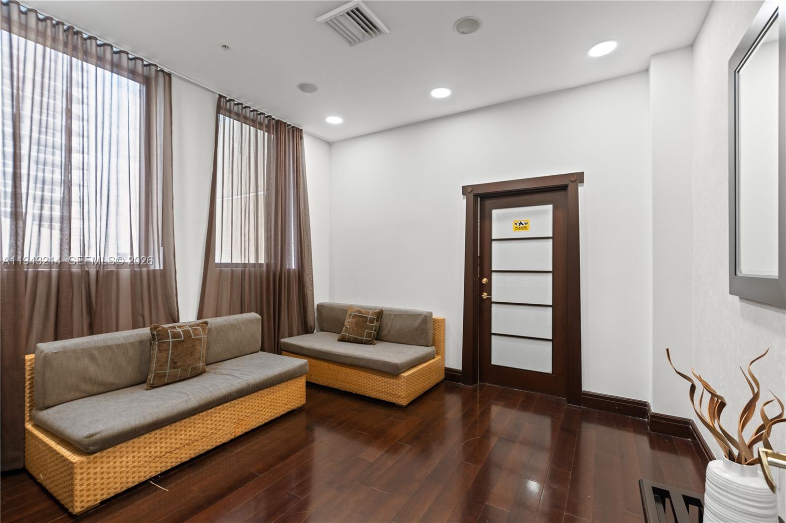 SAYAN CONDO - Residential