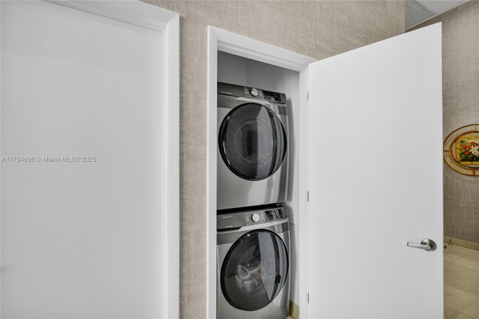 ICONBRICKELL CONDO NO 1 - Residential