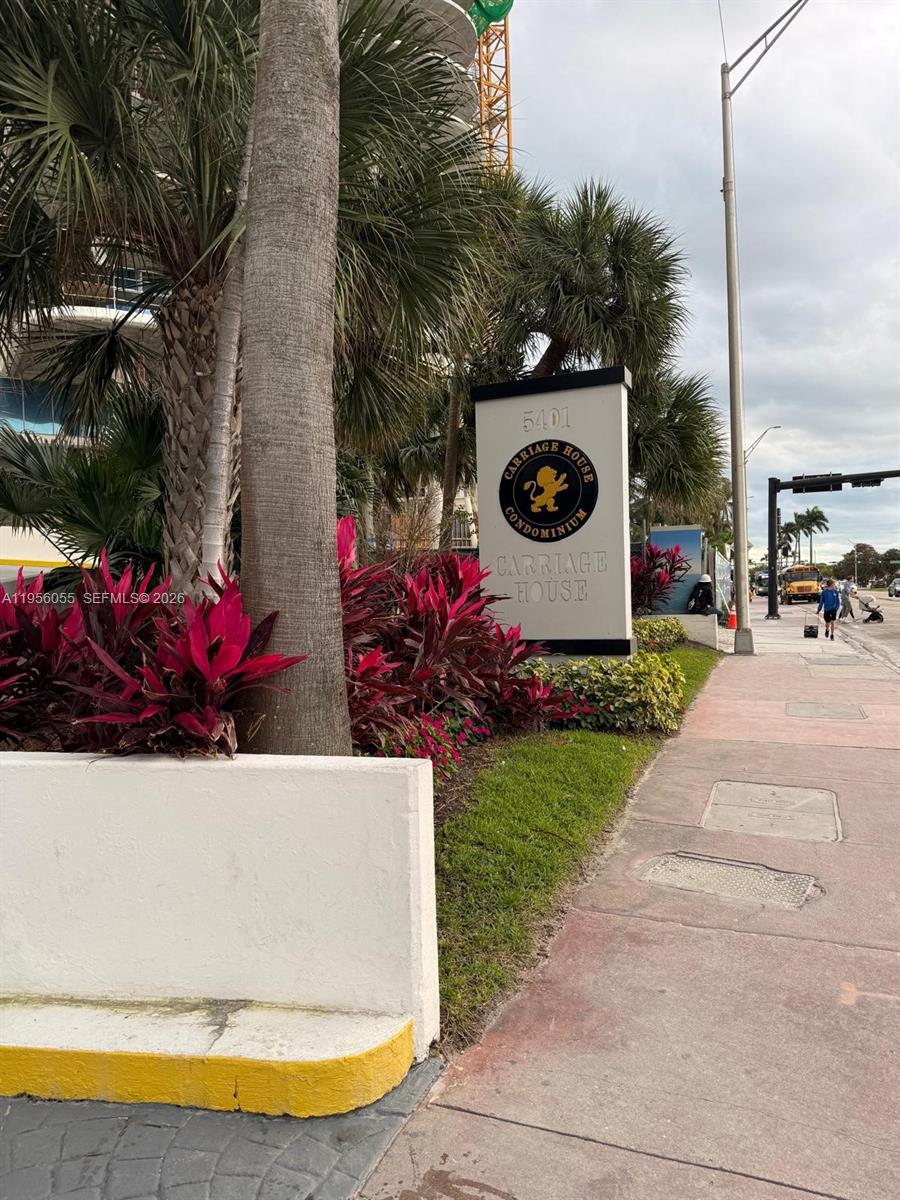 THE CARRIAGE HOUSE CONDO - Residential