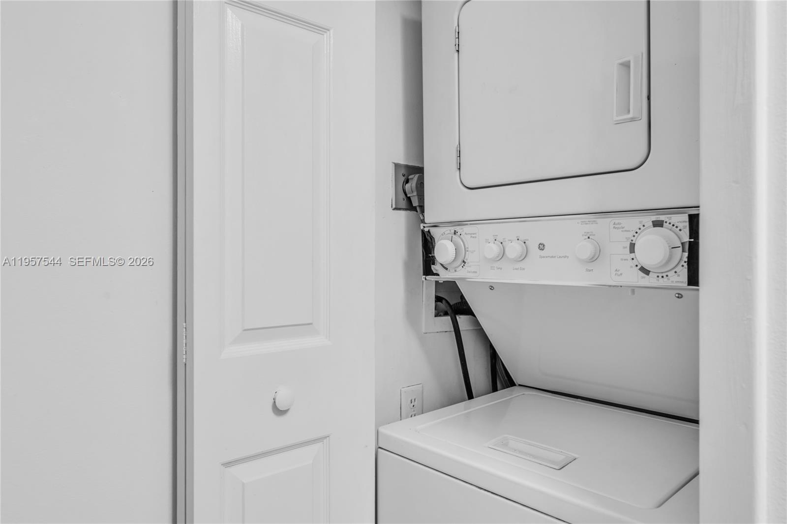 BUILDING EIGHT OF RACQUET - Residential Lease