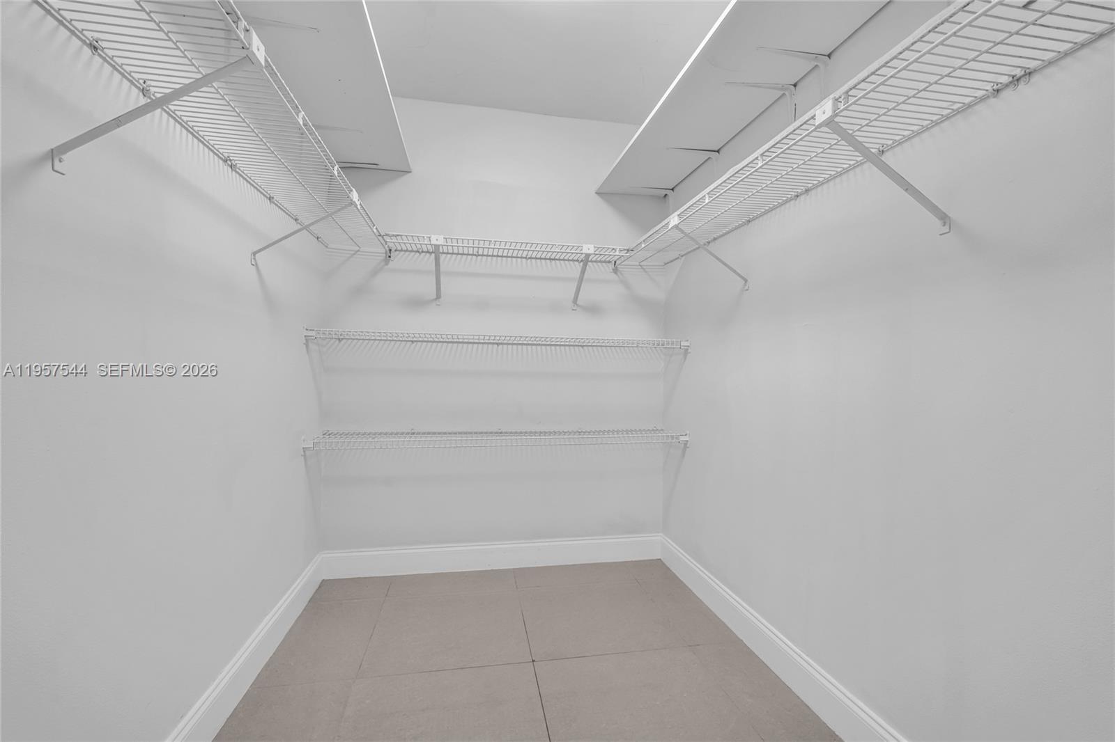 BUILDING EIGHT OF RACQUET - Residential Lease