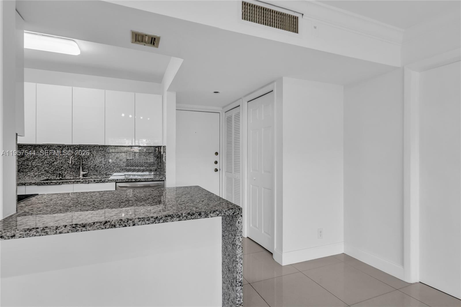 BUILDING EIGHT OF RACQUET - Residential Lease