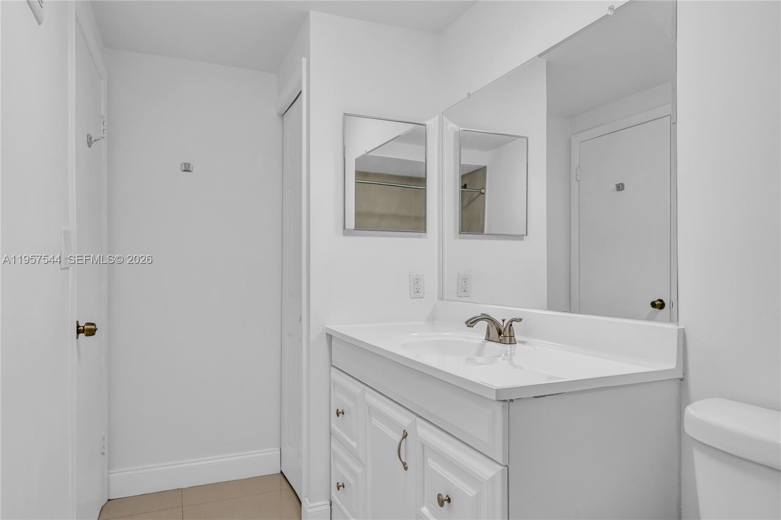 BUILDING EIGHT OF RACQUET - Residential Lease