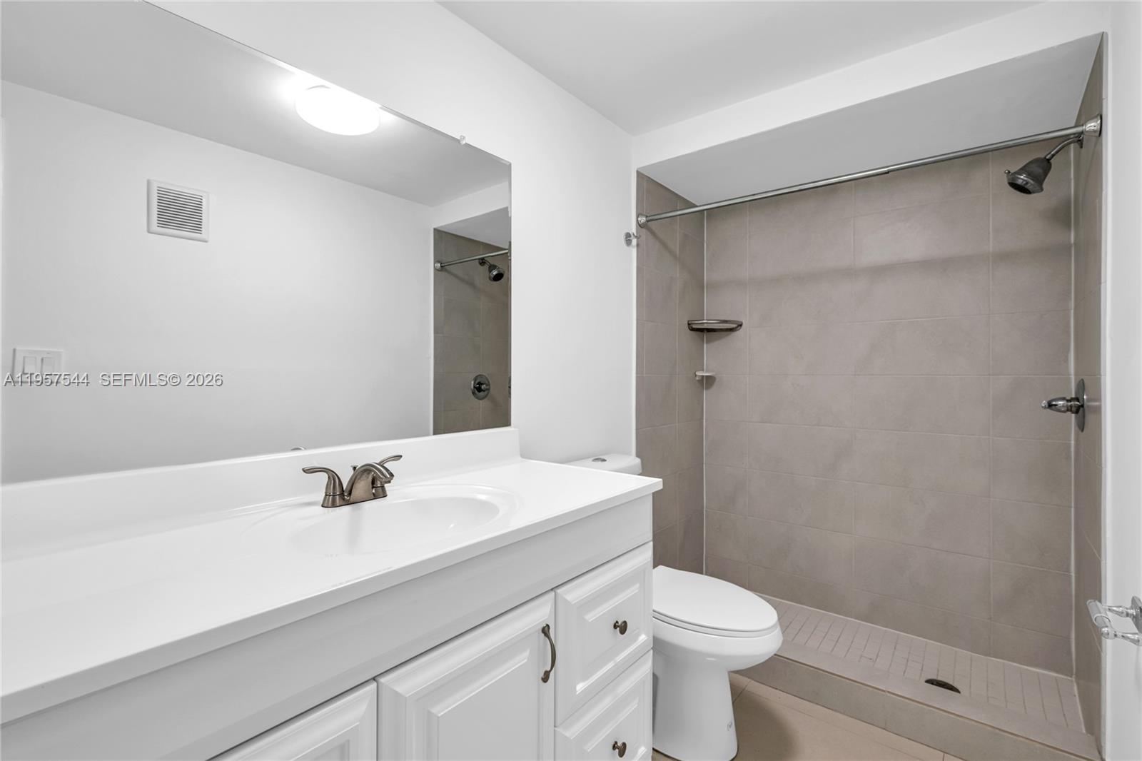 BUILDING EIGHT OF RACQUET - Residential Lease