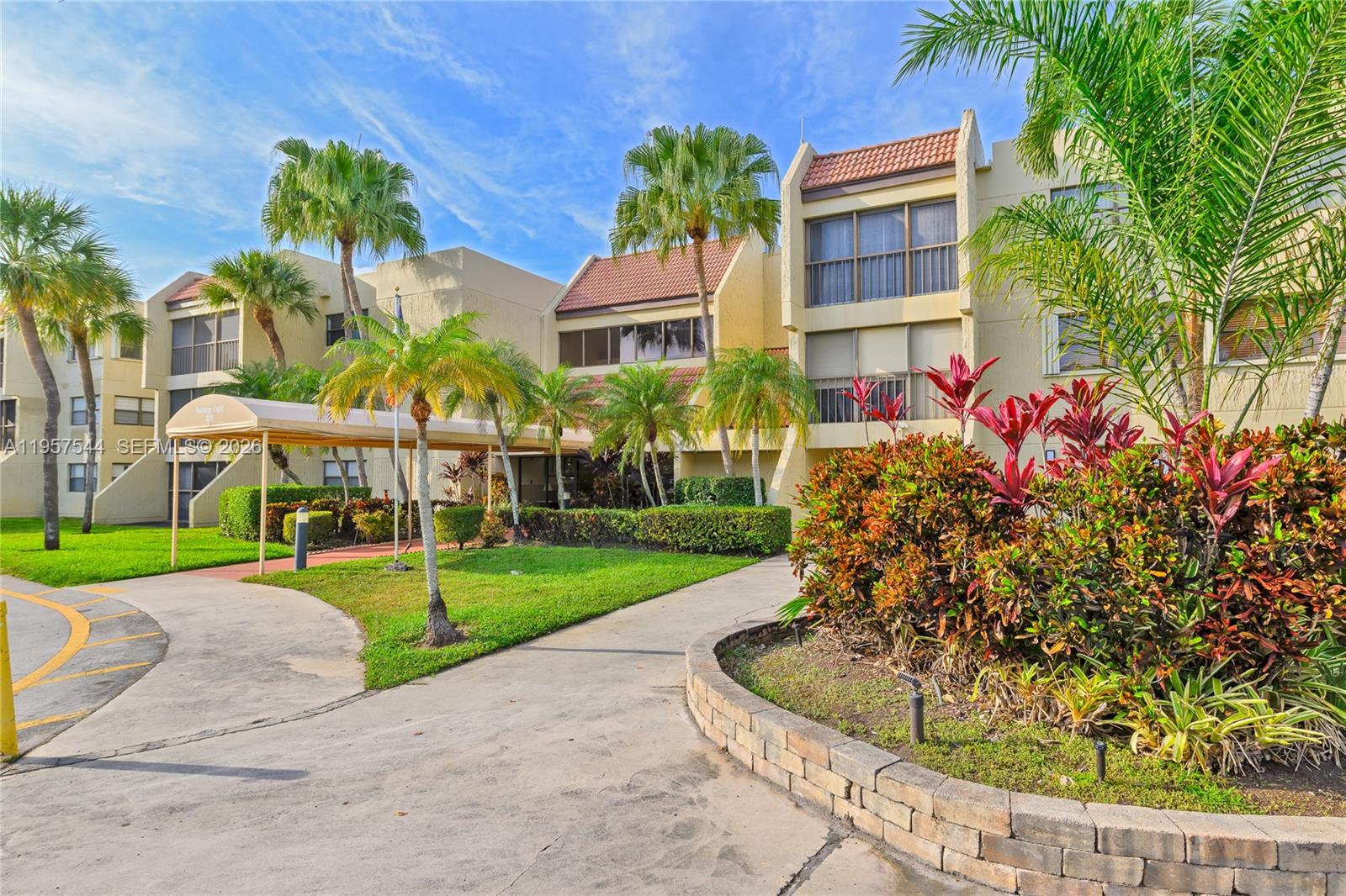 BUILDING EIGHT OF RACQUET - Residential Lease