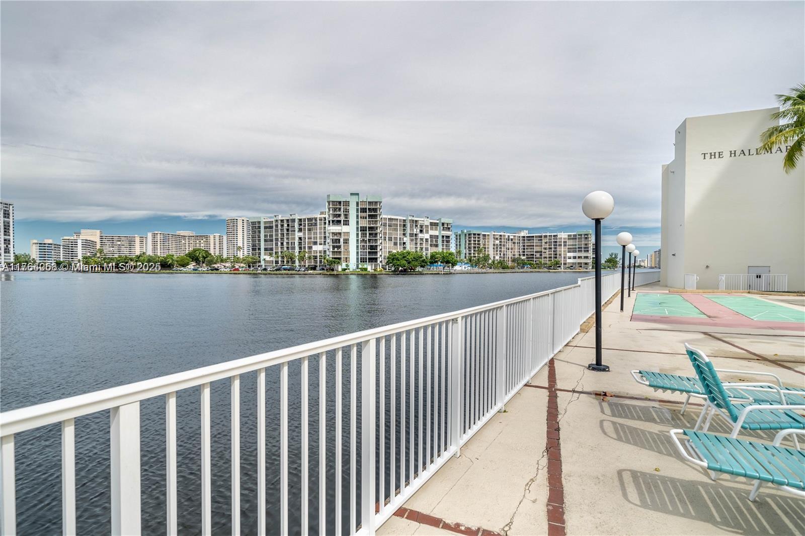 HALLMARK OF HOLLYWOOD CON - Residential