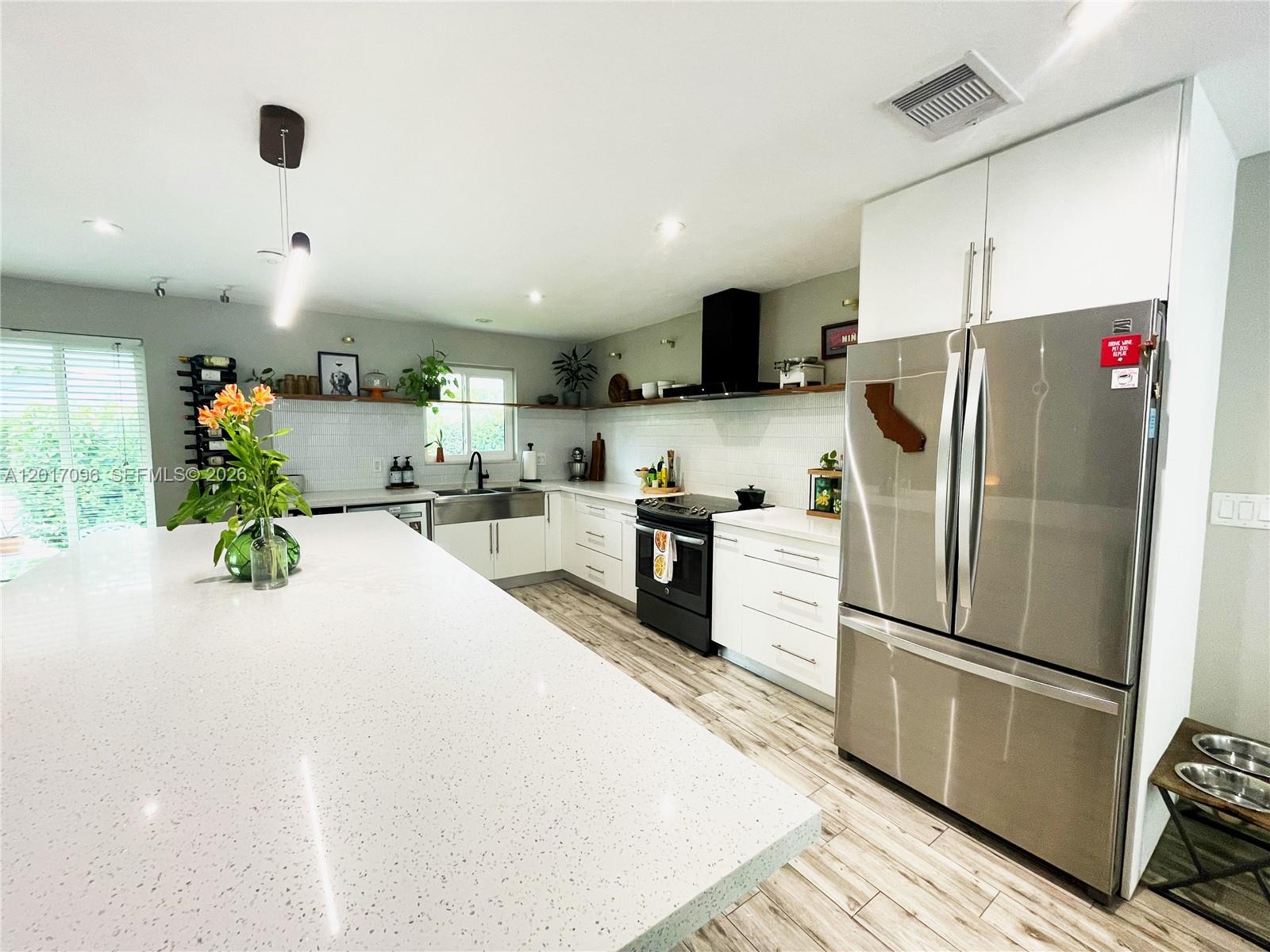 HOLLYWOOD LAKES SECTION - Residential