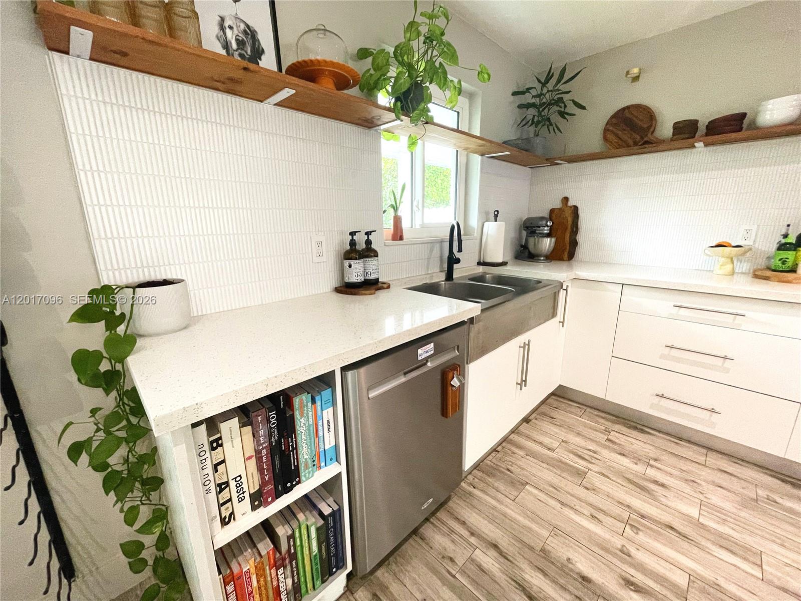 HOLLYWOOD LAKES SECTION - Residential