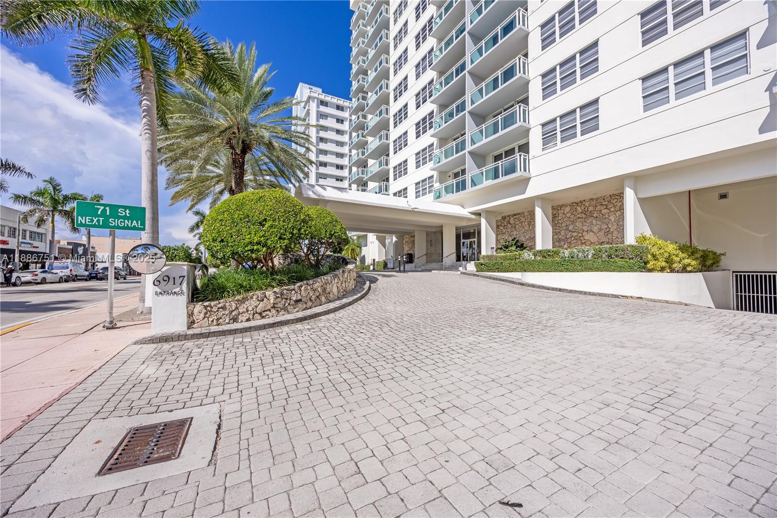 6917 Collins Ave 1522