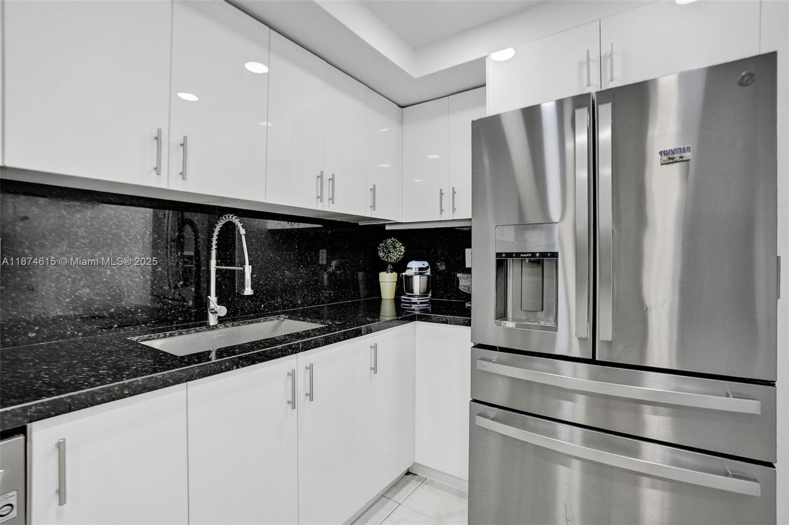 PLAZA TOWERS SOUTH CONDO - Residential