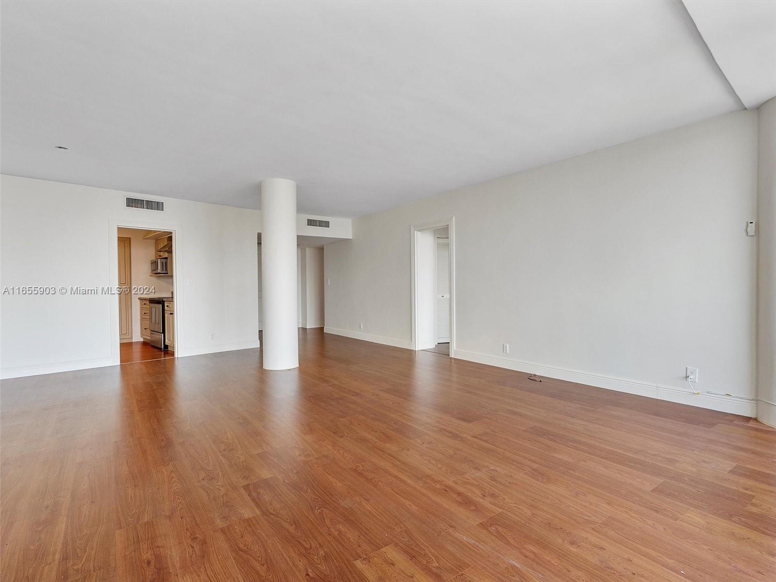 KING COLE CONDO - Residential