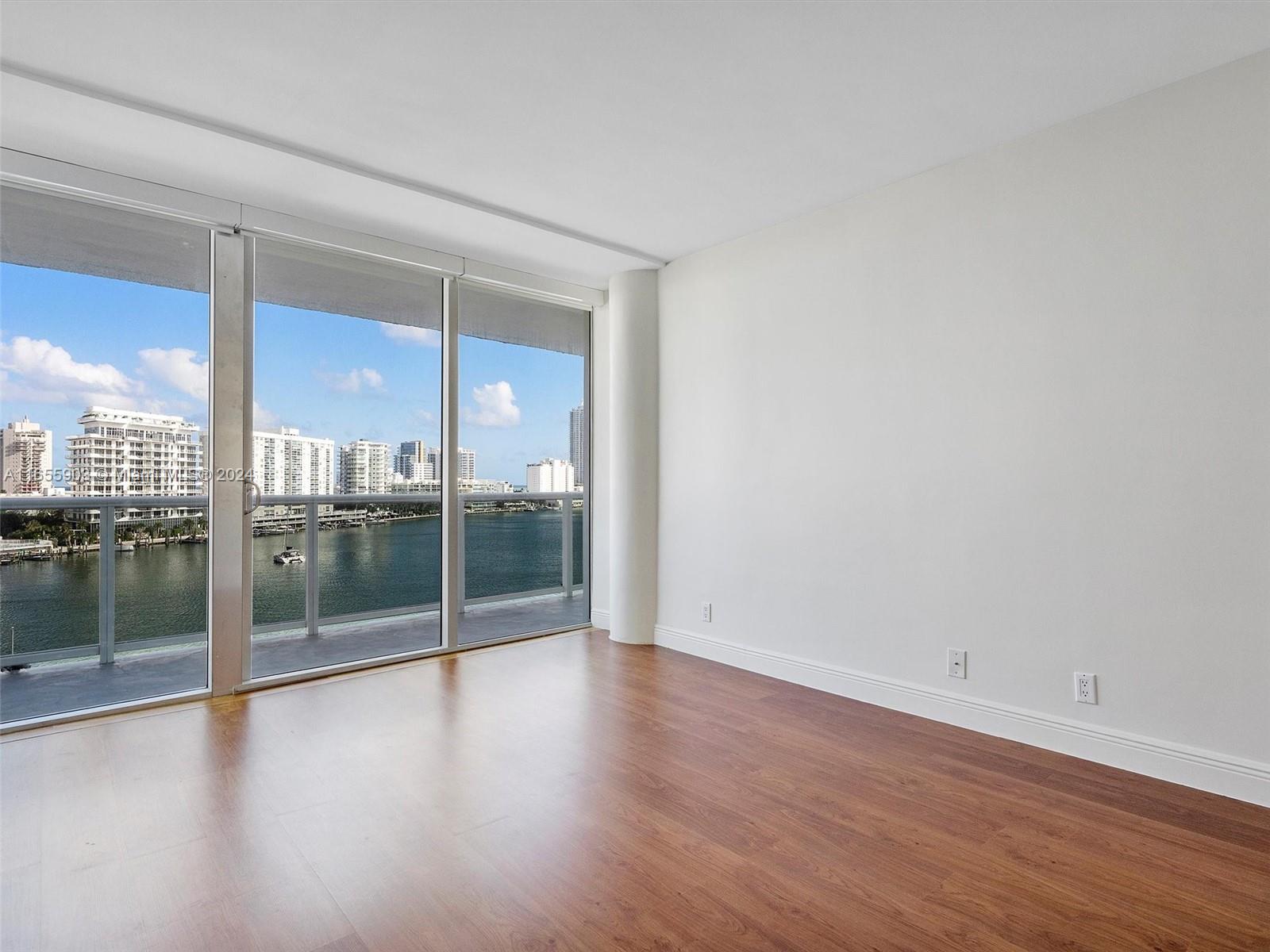 KING COLE CONDO - Residential
