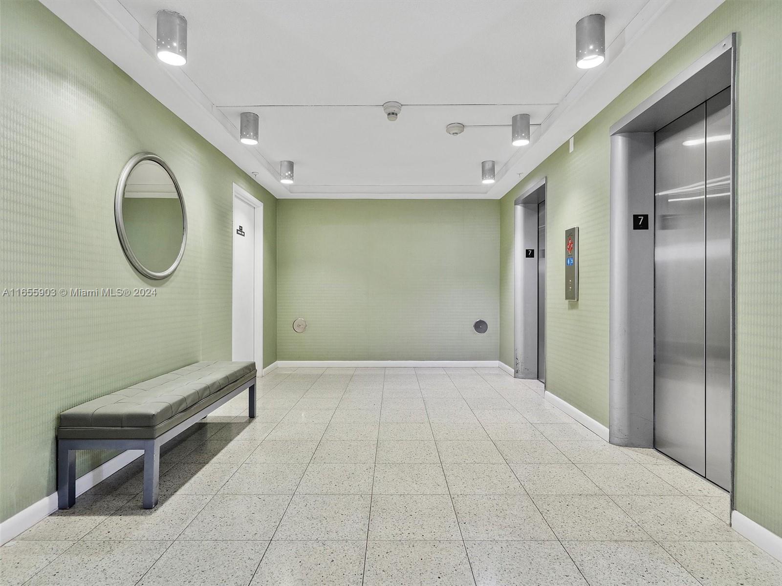 KING COLE CONDO - Residential
