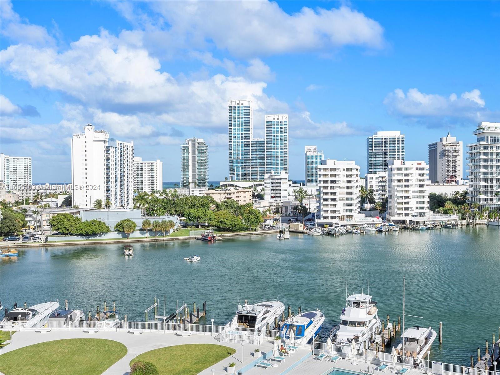 KING COLE CONDO - Residential