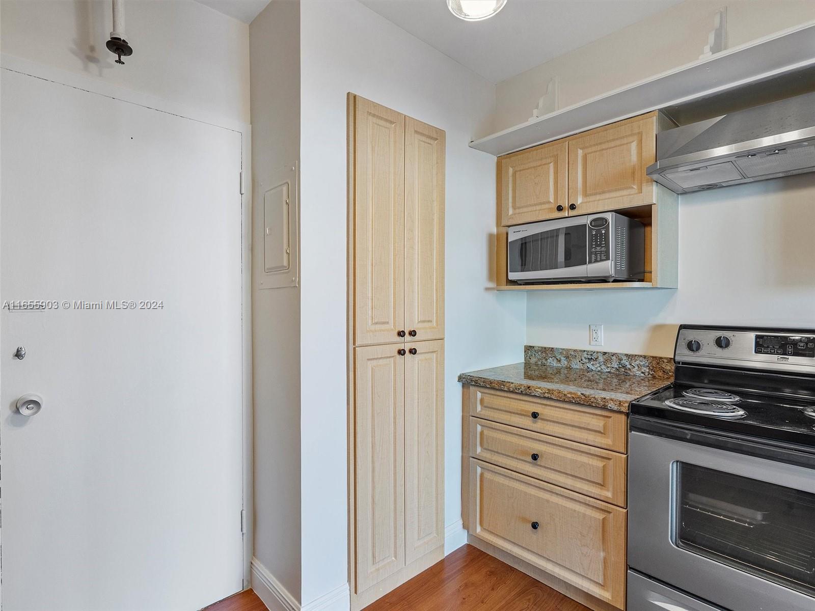 KING COLE CONDO - Residential