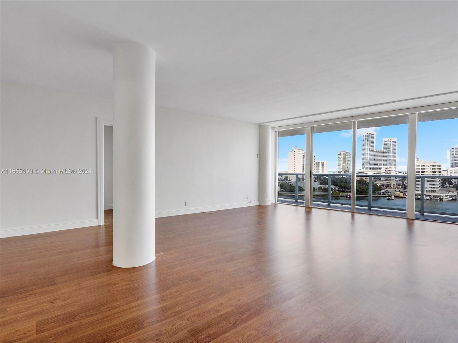 KING COLE CONDO - Residential