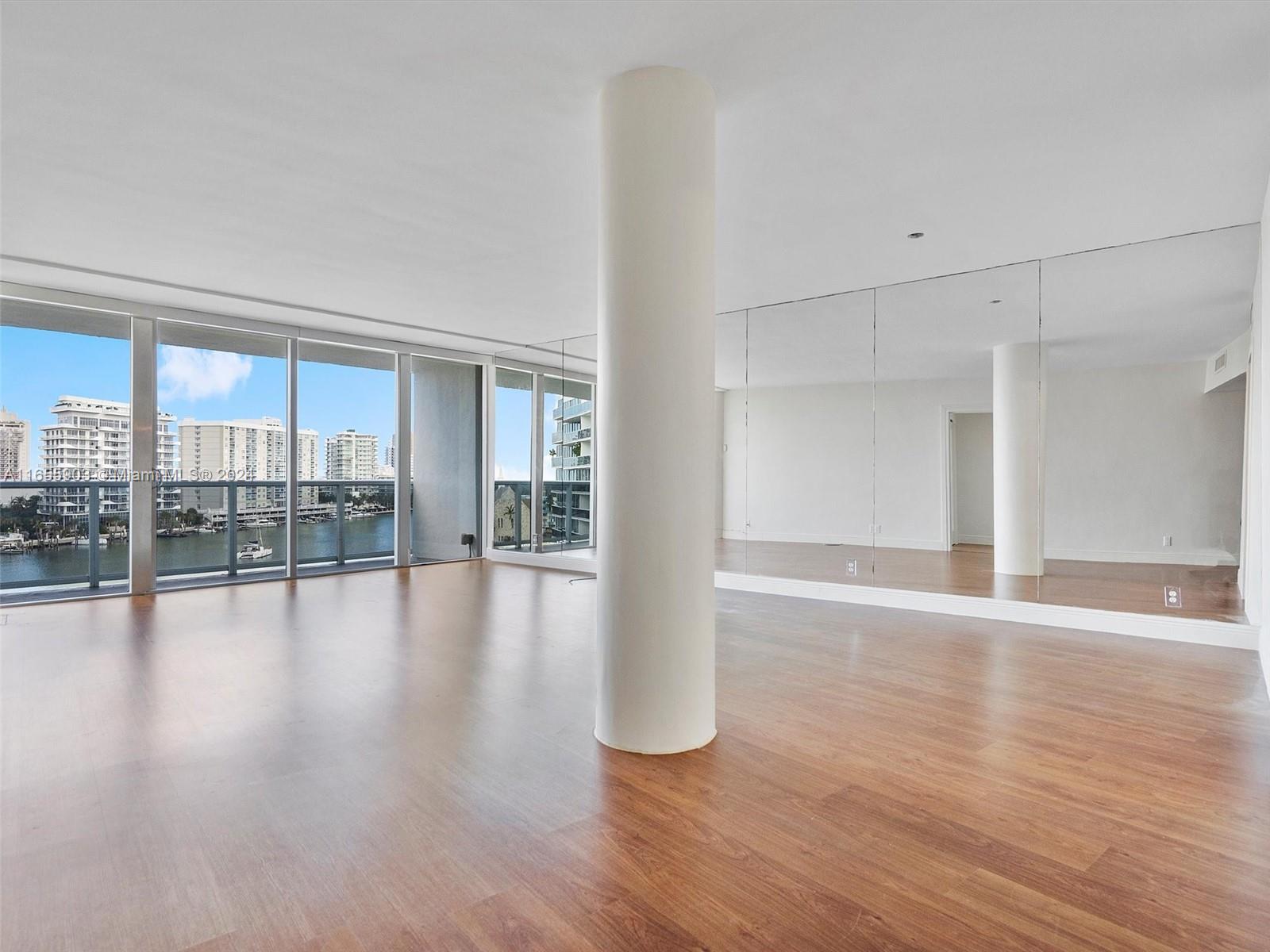 KING COLE CONDO - Residential