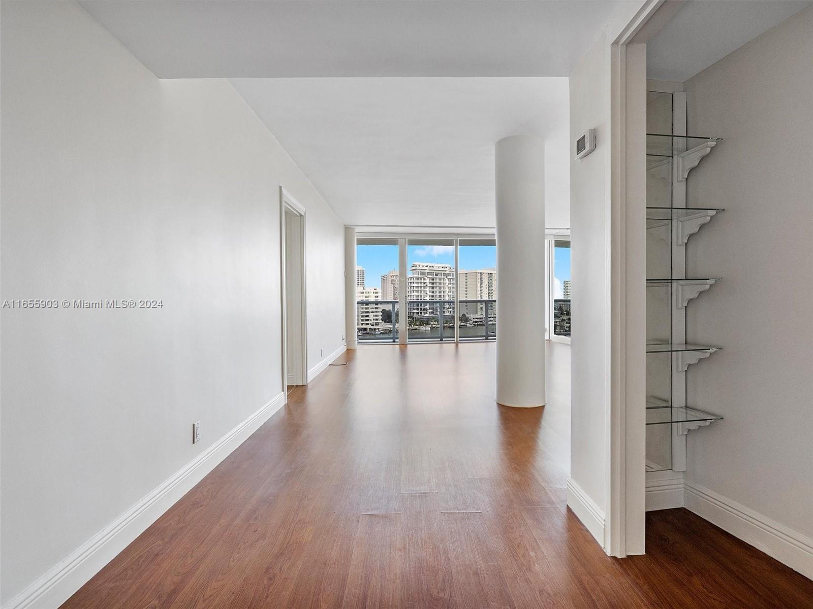 KING COLE CONDO - Residential