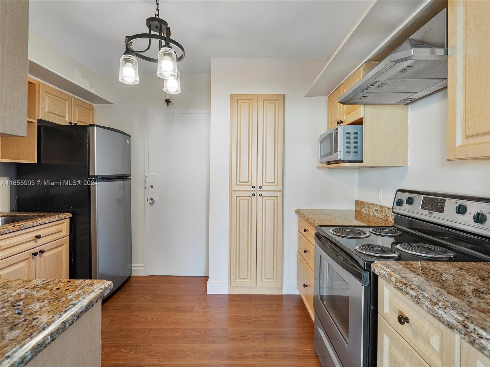 KING COLE CONDO - Residential