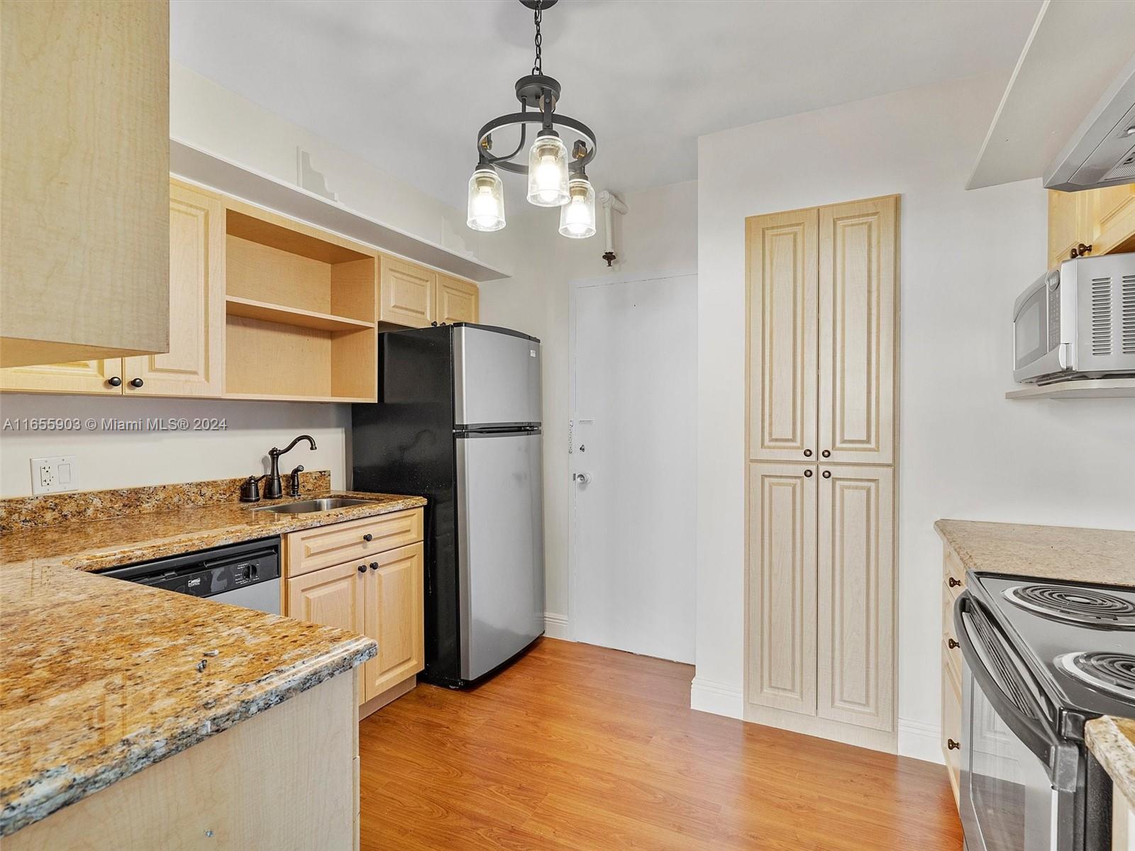 KING COLE CONDO - Residential