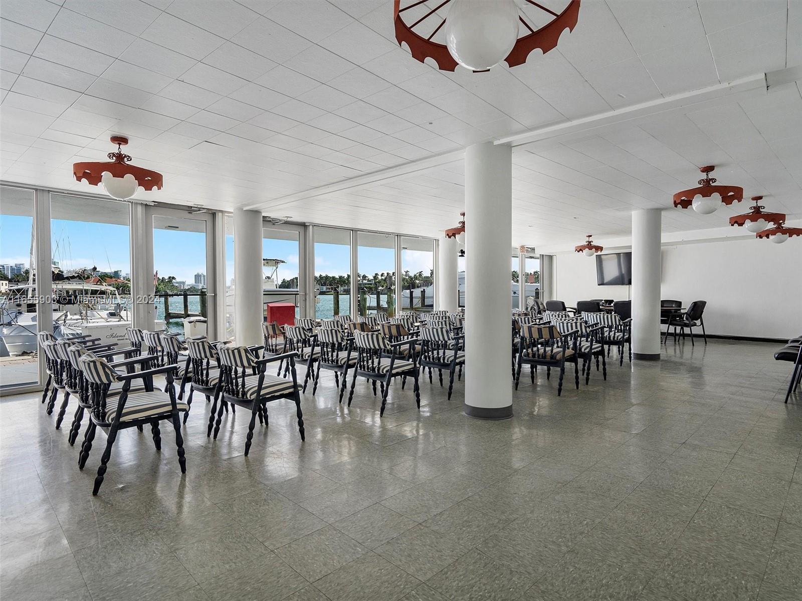 KING COLE CONDO - Residential